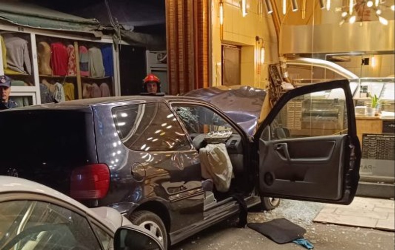 Un autoturism lovit de altă maşină a fost proiectat în vitrina unei patiserii, la Ploiești. Doi oameni au ajuns la spital