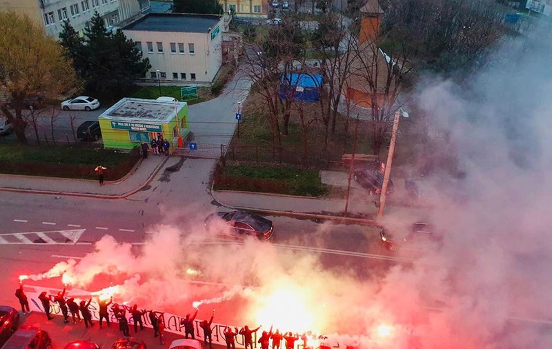 Momente memorabile la Craiova. Ultrașii și-au manifestat sprijinul față de medicii care luptă cu pandemia de coronavirus. „Nu dați înapoi!”