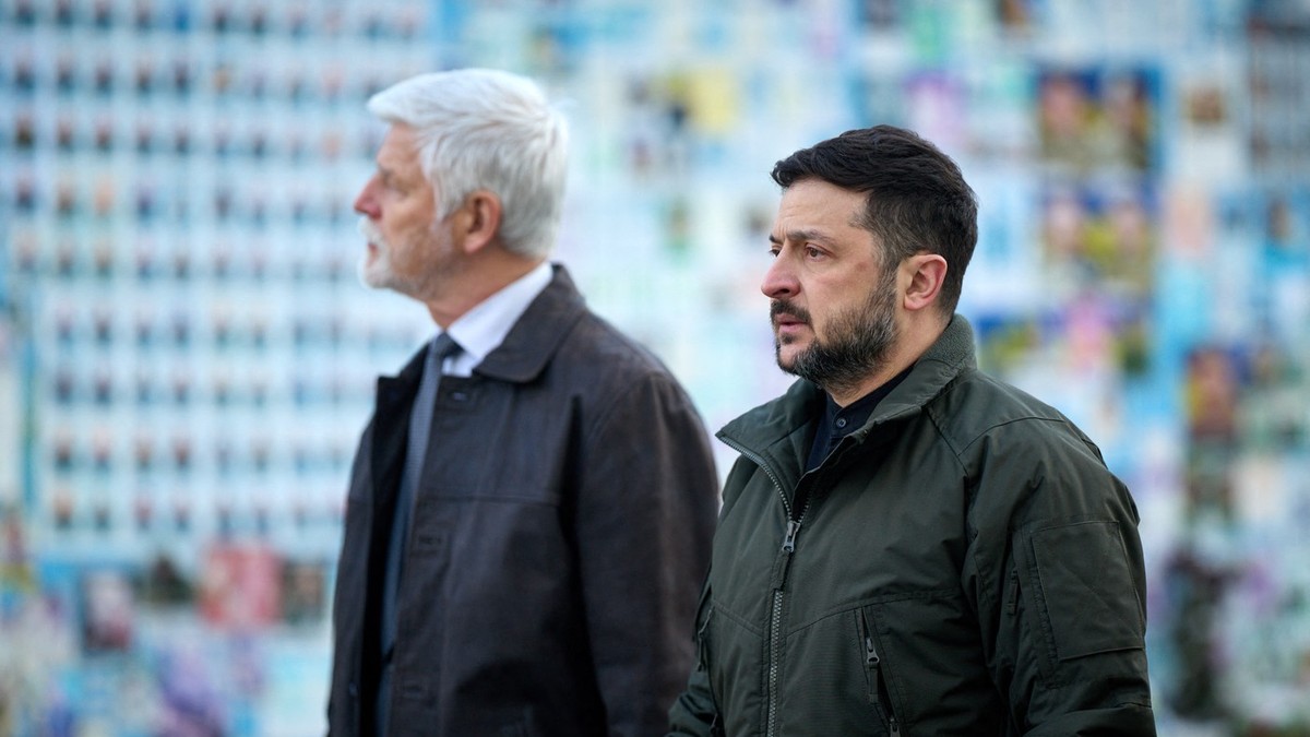 Volodimir Zelenski (dreapta) și omologul său ceh Petr Pavel, la un memorial al soldaților ucraineni căzuți pe front, la Kiev Foto: Profimedia