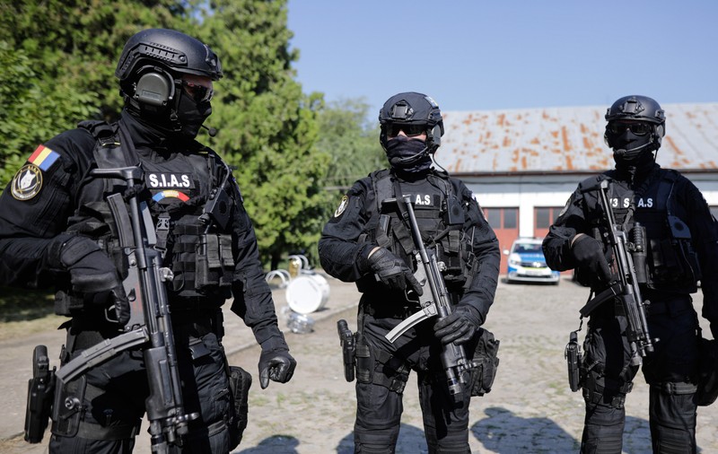 Ce s-a schimbat în Poliția Română după cazul Onești: SIIAS nu mai are cu ce zbura, pentru coborârea cu frânghii „se fac demersuri”, dar arma cu lunetă poate fi acum folosită