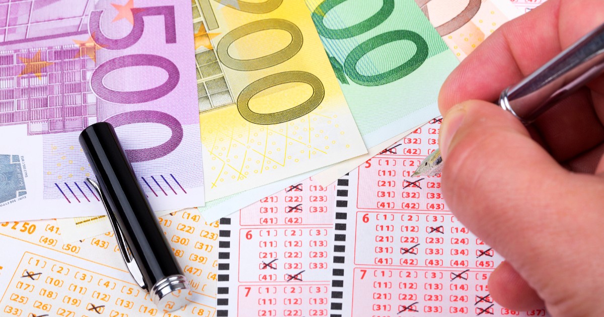 Bancnote euro pe un bilet la loto. Un bărbat ține un pix în mână.