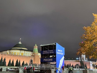 Un panou pe care scrie „Donețk, Luhansk, Zaporojie, Herson. Împreună în Rusia pentru totdeauna!”, în Piața Roșie din Moscova (foto Twitter)