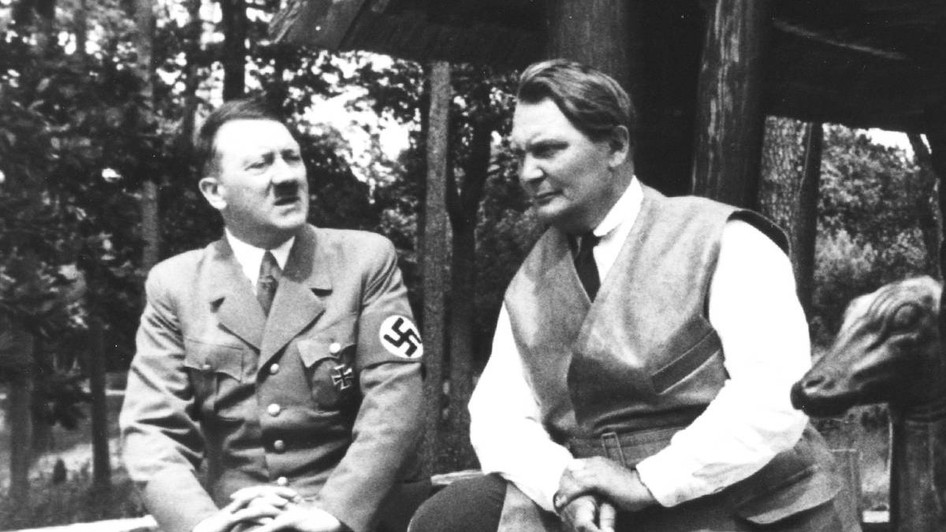 Portretul dictatorului nazist Adolf Hitler (1889 - 1945) (stânga) și al lui Hermann Goering (1893 - 1946)