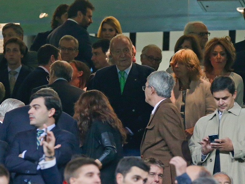 epa05009646 Former King Juan Carlos (C) attends the UEFA Champions League group A soccer match between Real Madrid and Paris Saint-Germain (PSG) at Santiago Bernabeu stadium, in Madrid, Spain, 03 November 2015. EPA/JUANJO MARTIN