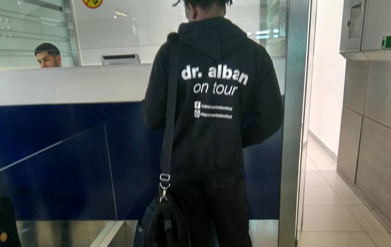 EXCLUSIV/ Cândva celebru artist, Dr. Alban face naveta Stockholm-București la clasa economică! Pentru amatorii de băgat în seamă, poartă numele său pe hanorac