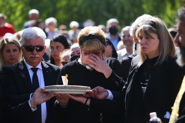 Ivona (dreapta), fiica lui Ivan Patzaichin, alături de mama ei, la înmormântarea marelui campion