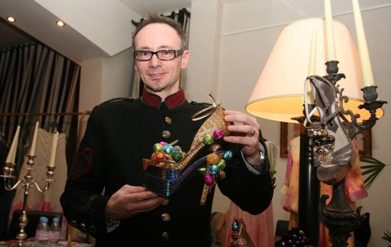 Pantofii lui Mihai Albu, alături de cei ai celebrilor Manolo Blahnik, Louboutin sau Alexander McQueen, ÎNTR-UN MUZEU DIN Germania! FOTO
