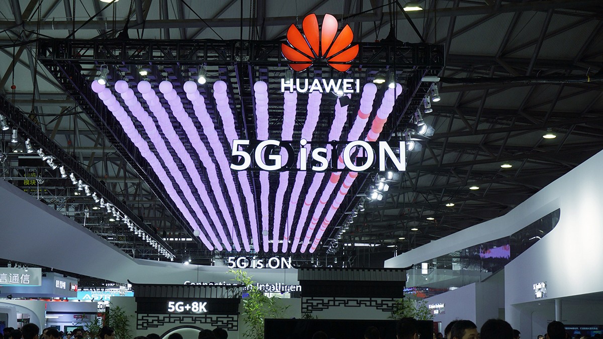 Huawei spune că susține anual economia României cu peste 200 de milioane de euro. Logo-ul Huawei și logo 5G