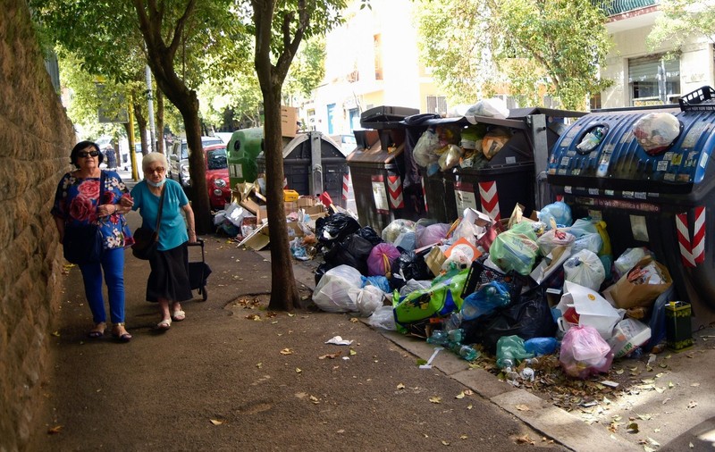 Roma, inundată de gunoaie. Supărați, localnicii au dat foc pubelelor