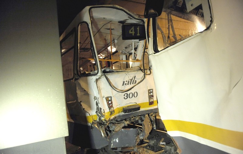 Accident pe linia tramvaiului 41. O mașină a intrat într-un vagon