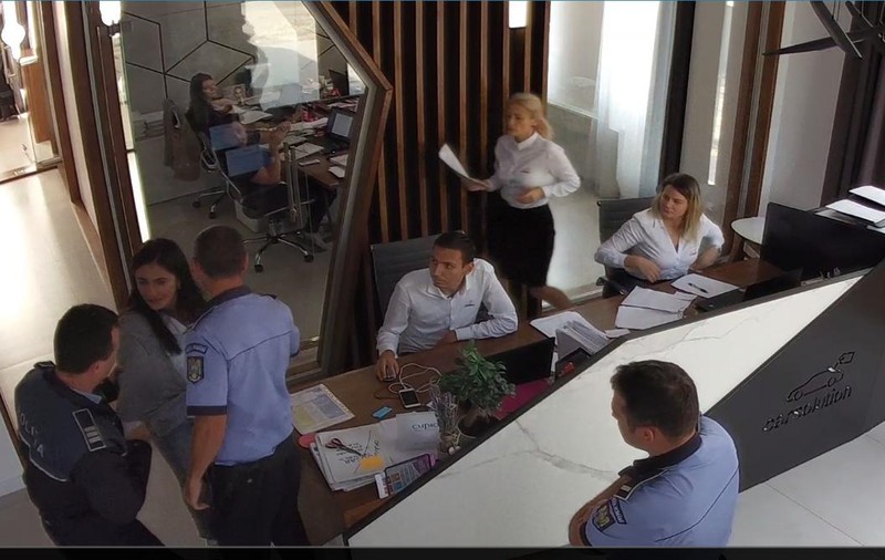 O femeie din Timișoara susține că a fost abuzată de polițiști în sediul firmei sale. A sunat la 112 ca să scape de echipajul ce greșise adresa
