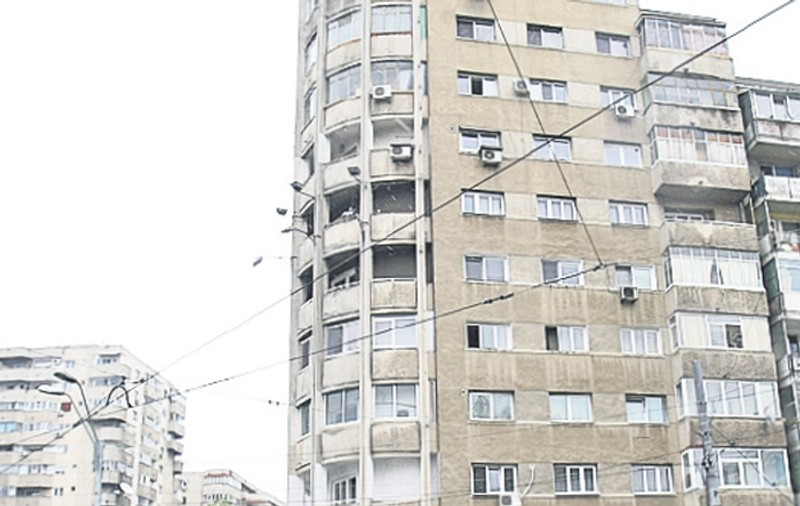 Atenţie! Cad bucăţi de tencuială!
