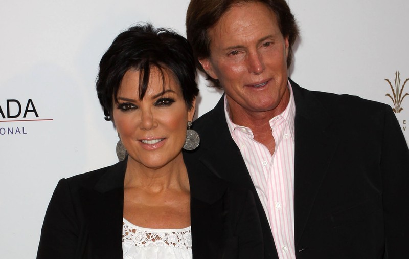 Nu e de mirare că BRUCE JENNER A PĂRĂSIT-O! MAMA LUI KIM KARDASHIAN îl BATE DE ÎL RUPE pe ACTUALUL SOŢ!