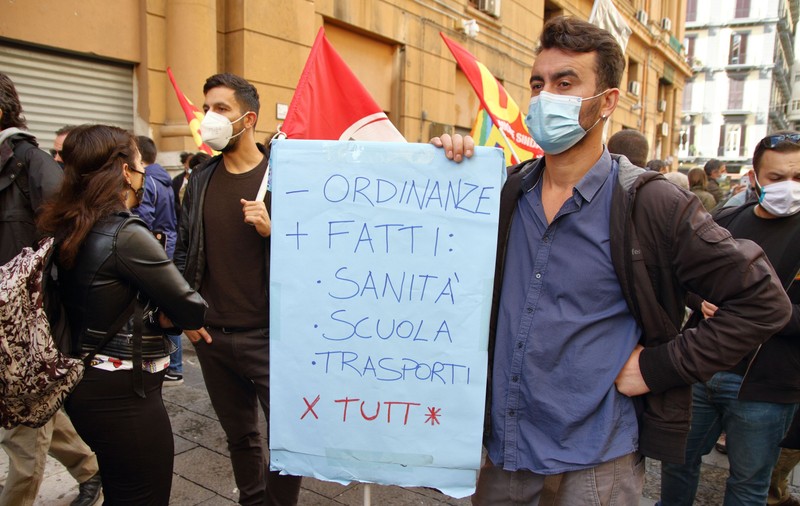 Restricții mai dure în Italia, după un număr record de noi infecţii cu COVID-19, în ciuda protestelor anti-izolare