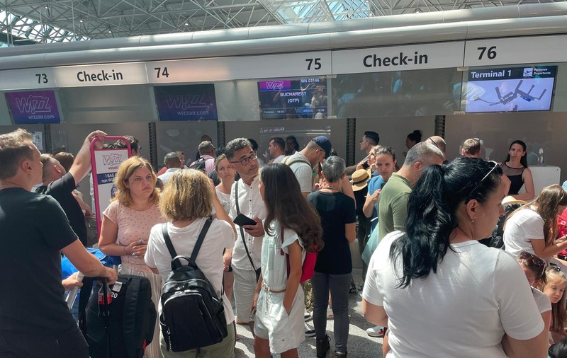 Explicațiile Wizz Air după ce a anulat o cursă către București și sute de români au rămas blocați pe aeroport la Roma