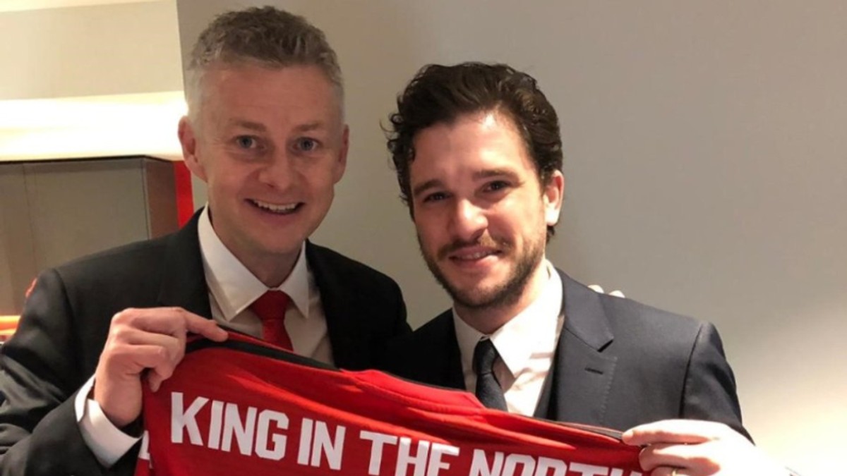 Kit Harington (Jon Snow) a primit de la Ole Gunnar Solskjaer, antrenorul lui Manchester United, un tricou inscripționat cu sintagma ”King in the North” (n.r. - regele Nordului), unul dintre titlurile lui Jon Snow în serialul Game of Thrones.