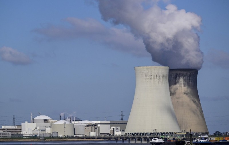 Trei drone misterioase, observate deasupra centralei nucleare Doel din Belgia. Armata e în alertă. Marea Britanie oferă sprijin