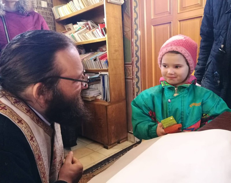 Preotul Damaschin din Iași a dat pachete de Paște pentru 4.000 de copii din familii nevoiașe. „Ne-au ajutat oameni din țară și din străinătate, studenți care au renunțat la banii de buzunar, bunici care au dat din banii de înmormântare”