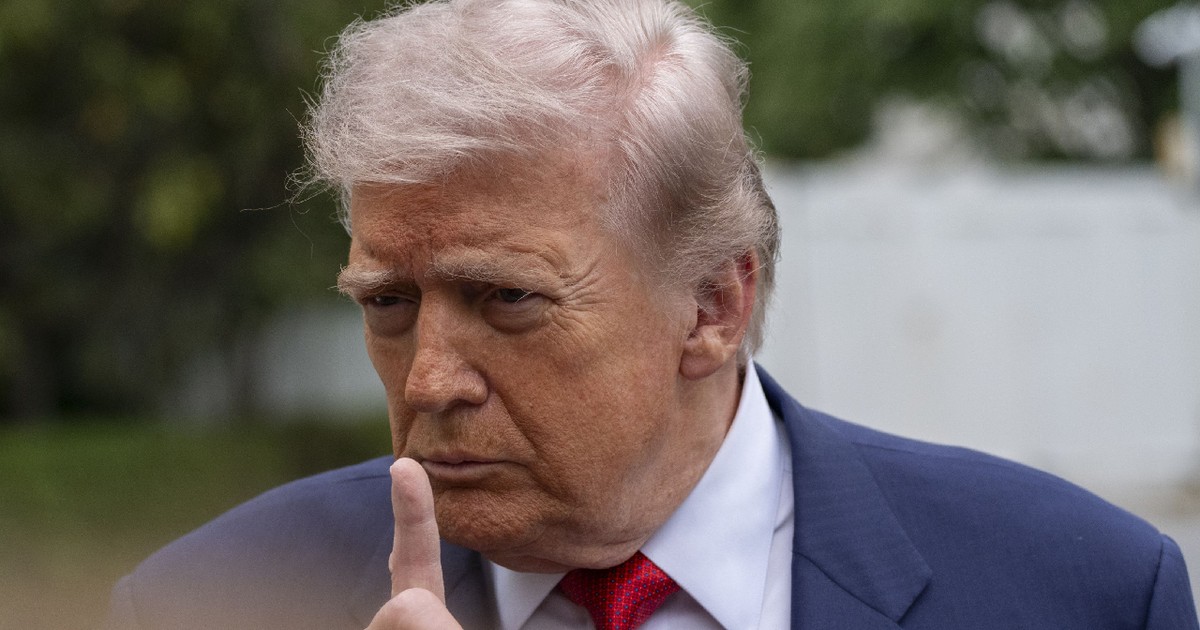 8 mai 2026, SUA, Washington: Donald Trump, președintele Statelor Unite, se adresează reporterilor înainte de a pleca cu elicopterul Marine One de pe peluza sudică a Casei Albe