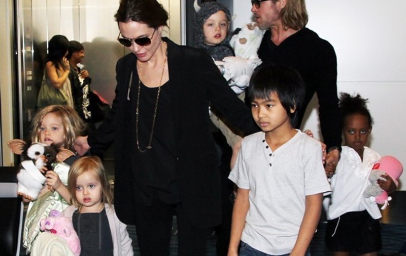 Angelina Jolie nu scapă nici acasă de eterna ei rivală. Fiul ei a tapetat pereţii casei cu Jennifer Aniston!