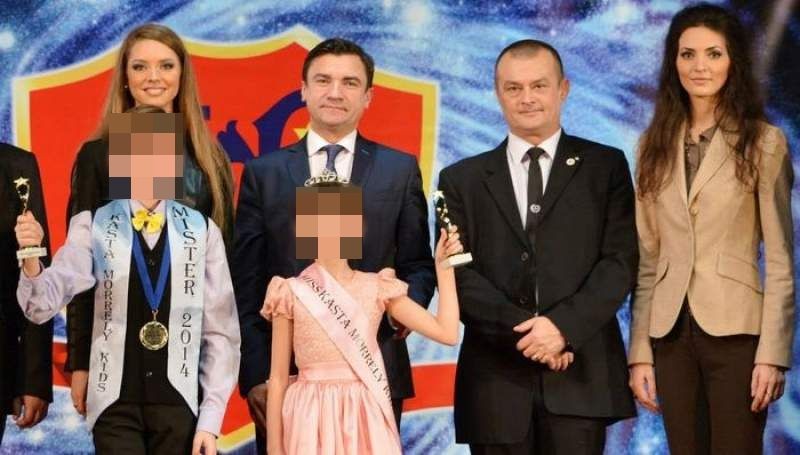 Mihai Chirica și fiica sa, pe scenă la un eveniment Kasta Morrely, alături de Morel Bolea. Foto: ReporterIS
