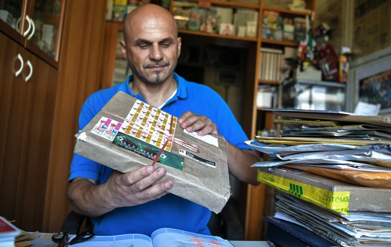 Italianul Gianni Bellini, cel mai mare colecționar de abțibilduri cu fotbaliști din lume, a avut o noapte de coșmar: „Am crezut că mi-a vândut toate albumele”