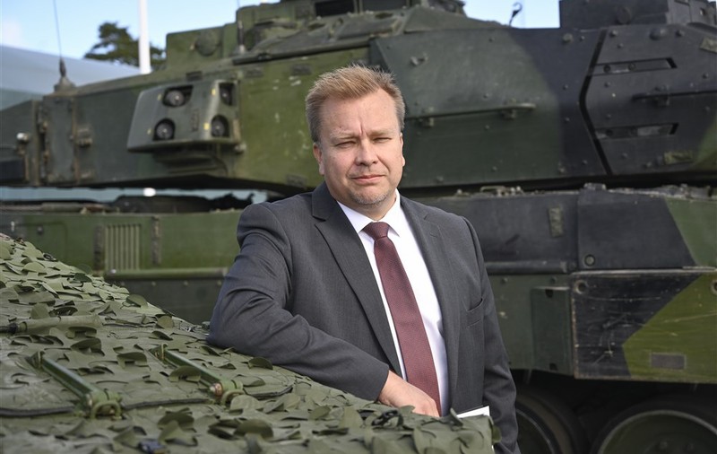 Finlanda va avea un interimar la Apărare, după ce ministrul și-a luat concediu paternal. „Vreau să-mi amintesc copiii şi altfel decât din poze”