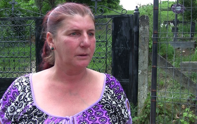 REPORTAJ/O fetiță din Vaslui era legată cu lanțul de copac, arsă cu fierul de călcat și obligată să asiste la desfrâul mamei sale