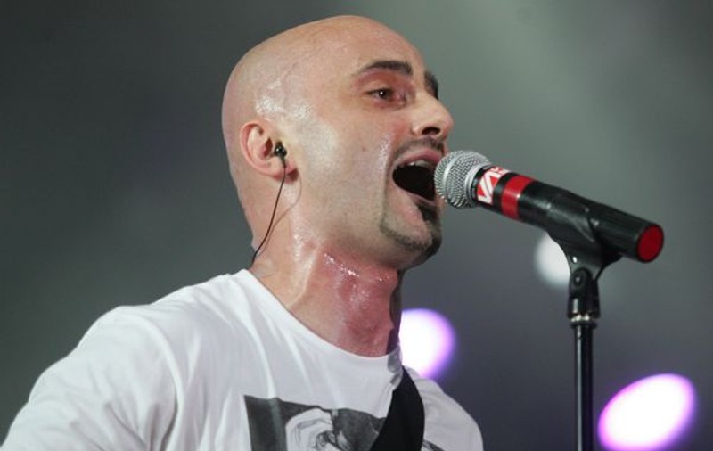 Melodia lui Călin Goia de la Voltaj, după protestele din România.Versurile au luat cu asalt întreg mediul virtual