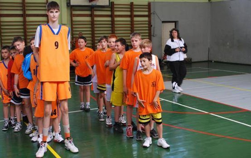 El este noul Ghiță Mureșan. ^Puștiul măsoară 2,23 metri la doar 14 ani! "Are mâini excelente"