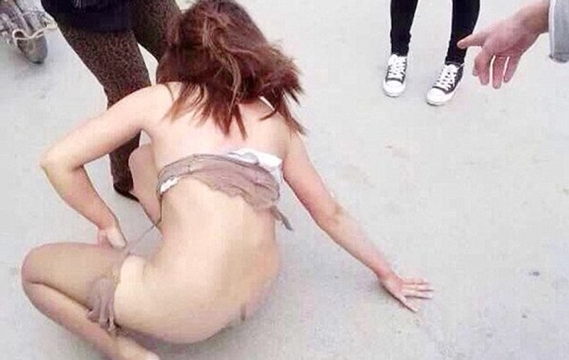 PEDEAPSĂ CRUNTĂ a unei FEMEI prinse LA BĂRBATUL ALTEIA! IMAGINI ÎNFIORĂTOARE