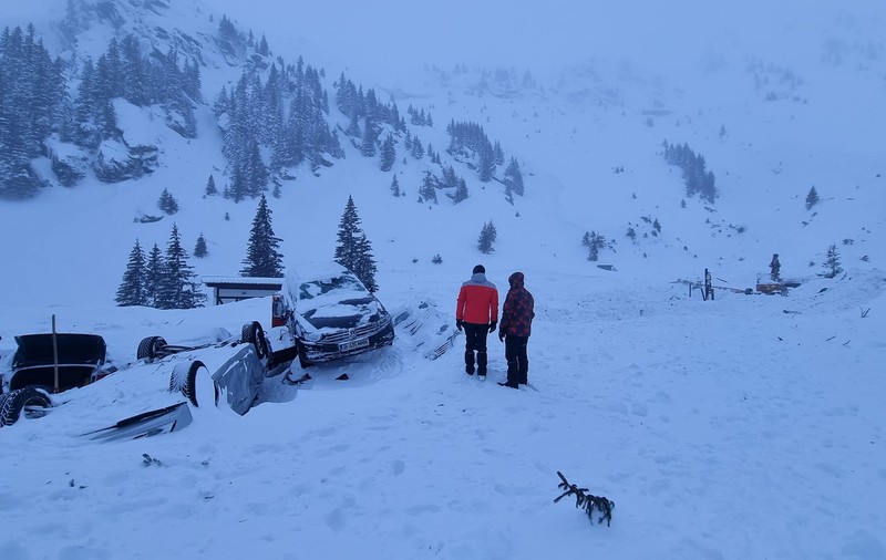 Imagini cu urmările avalanșei care a lovit Cabana Capra. Drumul era închis mașinilor din 30 octombrie