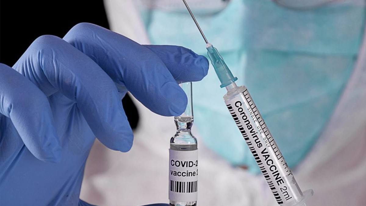 VIDEO Miturile false despre vaccinul COVID, demontate de medici: de la ADN-ul modificat până la microcipul lui Bill Gates