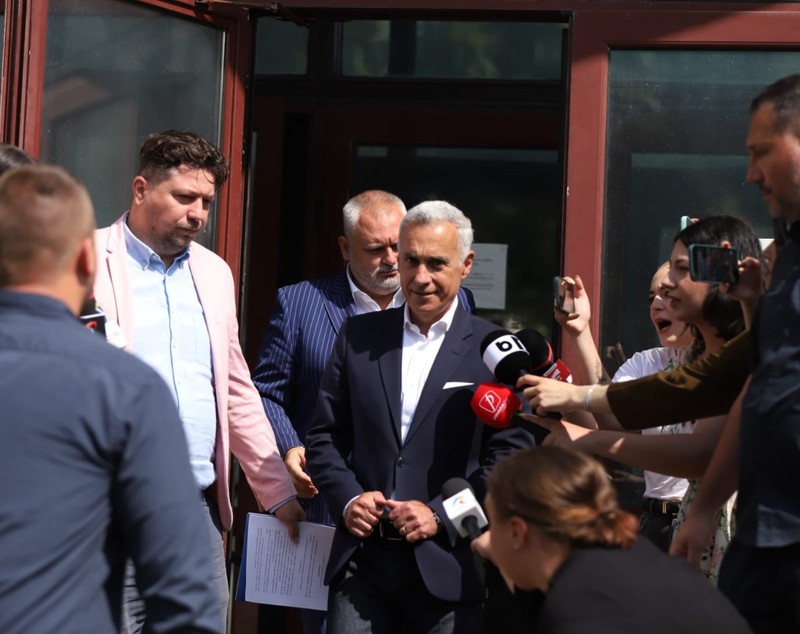 Călin Georgescu a fost la Parchetul General pentru prelungirea controlului judiciar. Câți fani l-au așteptat