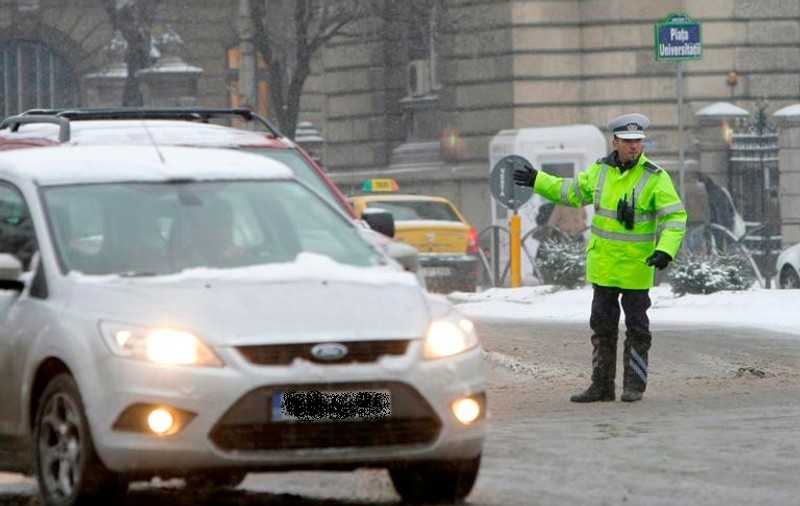 Uite ce te sfătuiesc poliţiştii să faci pe timp de iarnă dacă eşti la volan