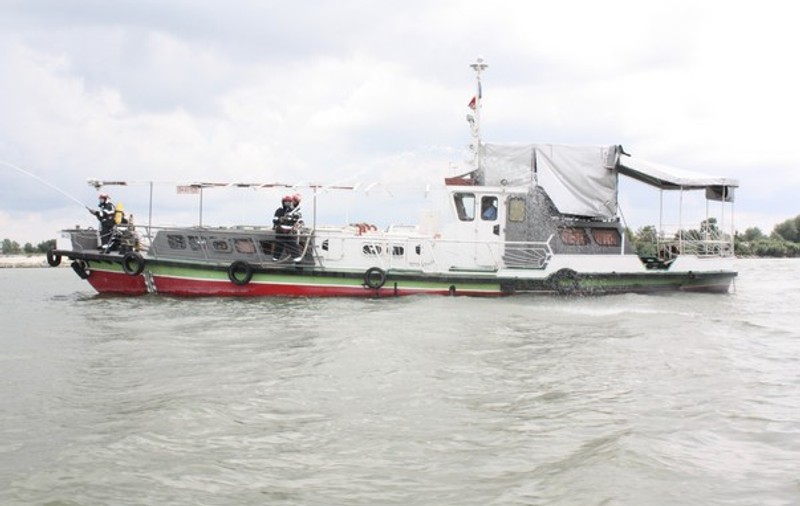 Foto | Pompierii Deltei sting incendiile de la bordul unei nave care a ”împlinit” un deceniu şi jumătate