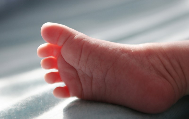 ÎNGROZITOR! Un bebeluș de 11 luni A MURIT, după ce a fost uitat de către bunici în mașină