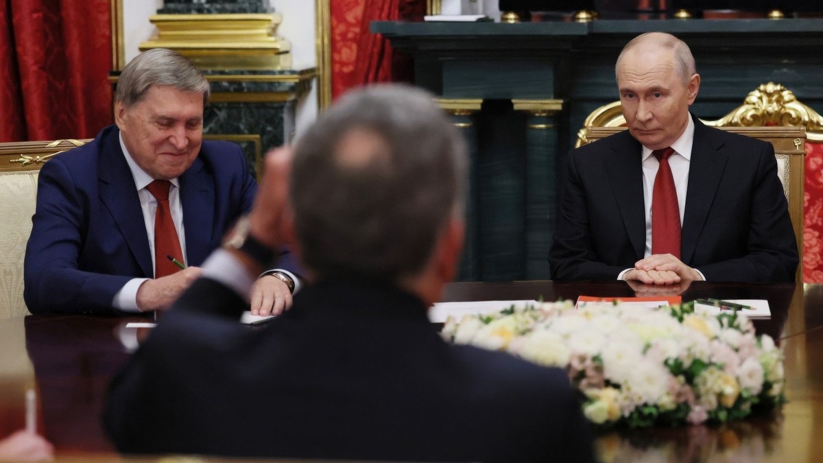 Iuri Ușakov (stânga) îl însoțește pe Vladimir Putin (dreapta) la întrevederea cu emisarii lui Donald Trump Sursa foto: Profimedia