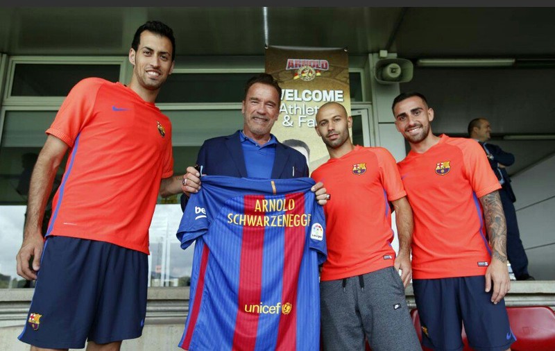 Fotbal: Actorul american Arnold Schwarzenegger, în vizită la FC Barcelona VIDEO