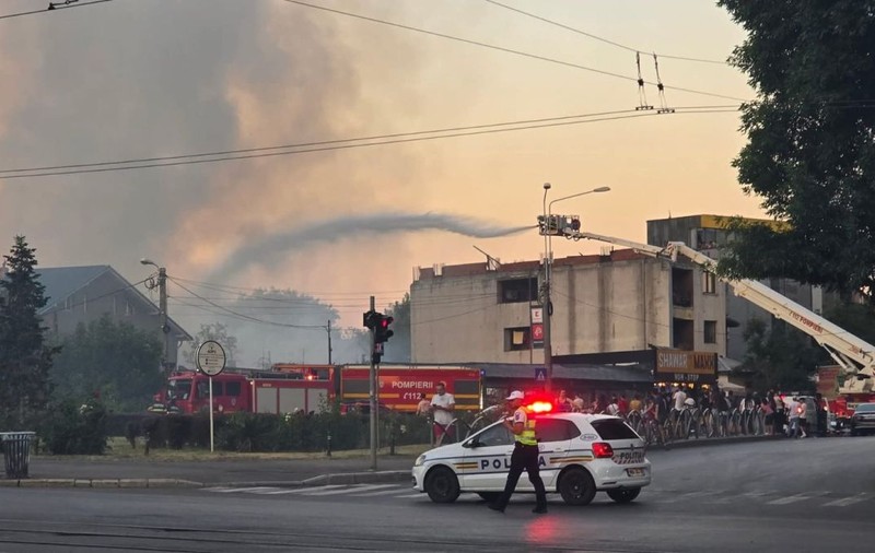 Incendiu la mai multe case din sectorul 2 din București: au fost mobilizate 11 autospeciale ale pompierilor