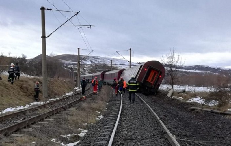 UPDATE: Zeci de călători din trenul deraiat în județul Hunedoara, preluați de rude cu mașinile / FOTO