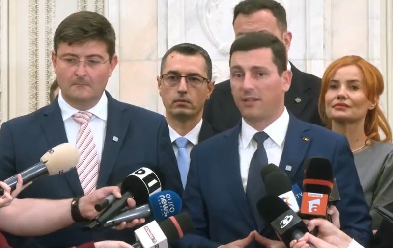 O conferință de presă.