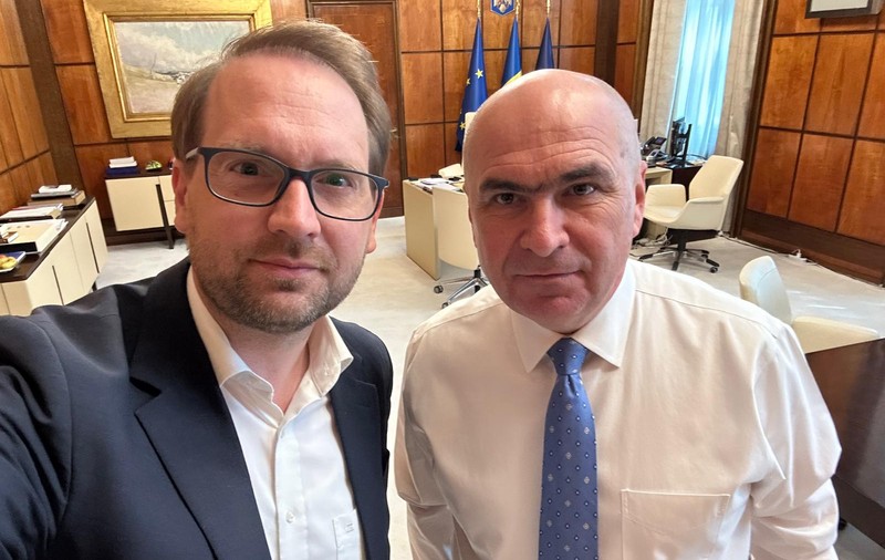Dominic Fritz a postat o poză cu Ilie Bolojan făcută în biroul premierului și a anunțat ce face USR dacă PSD dărâmă Guvernul alături de AUR