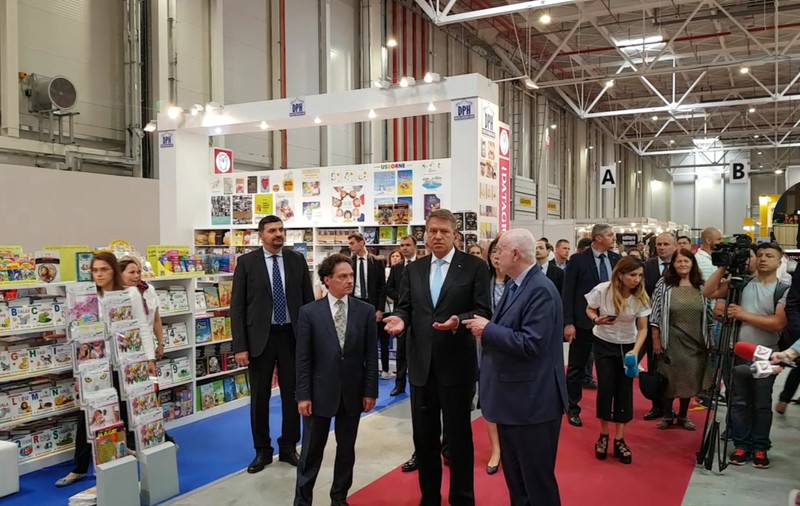 Klaus Iohannis, la Bookfest: ”Niciun schimb de replici pe Facebook nu poate să înlocuiască o carte”