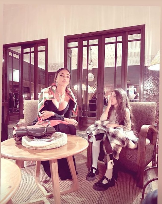 Imagini rare cu fiica Mădălinei Ghenea. Cât a crescut Charlotte, care la șase ani e pasionată de olărit