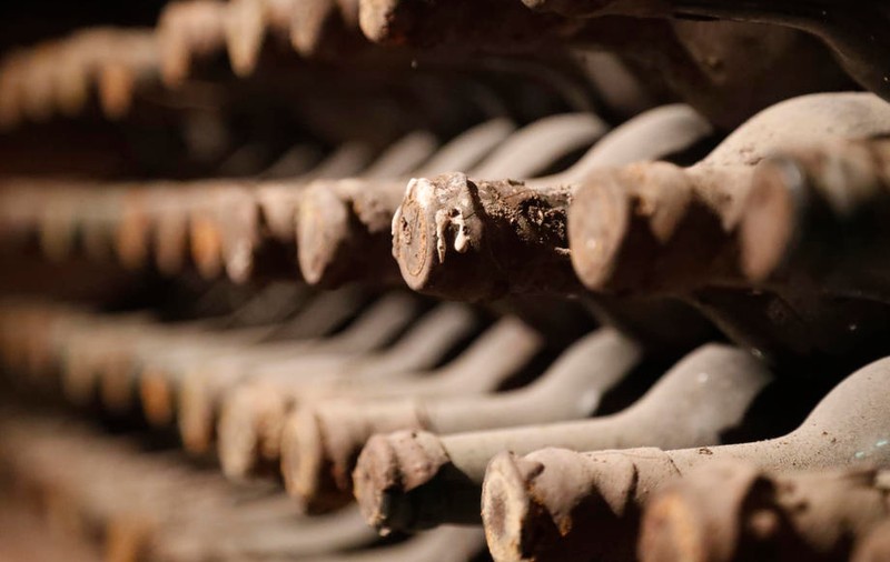 Un cuplu de hoți, arestat după ce au furat sticle de vin în valoare de 1,6 milioane de euro, dintr-un restaurant din Spania