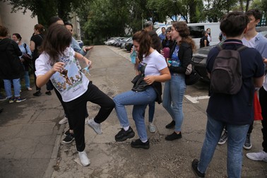 Miruna (stânga) și Stefania (dreapta) fac un gest de salut