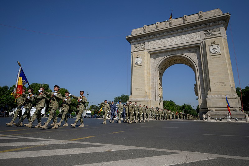 Militari din cadrul Armatei României care au îndeplinit misiuni în teatrul de operații trec pe sub Arcul de Triumf în timpul ceremoniei militare prilejuite de încheierea misiunii NATO Resolute Support din teatrul de operații din Afganistan, miercuri, 21 iulie 2021 | Foto: Hepta