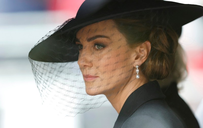 Semnificația bijuteriilor purtate de Kate Middleton la funeraliile reginei Elisabeta a II-a. I-a adus un omagiu suveranei, dar și prințesei Diana