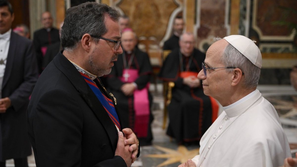 Papa Leon al XIV-lea primește în audiență privată membrii Corpului Diplomatic acreditat pe lângă Sfântul Scaun la Vatican Fotografie